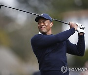 '복귀전' 제네시스 인비테이셔널서 티샷하는 타이거 우즈