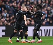 [EPL 리뷰] '조르지뉴가 구했다' 아스널, 빌라에 4-2 역전승...맨시티에 3점 차 선두