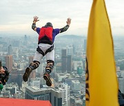 [지구촌톡톡] 한 치의 망설임 없이…높이 421m 전망대서 점프! 外