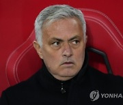 '선수단 장악을 부탁해'…'갈팡질팡' PSG, 모리뉴 감독 노린다