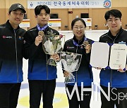 [Ms포토] 김선영·정영석, 임명섭 감독·이예준 코치와 '찰칵'