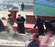 [노동신문 사진]'먹느냐 사느냐'… 끊임없는 북한의 대건설 사업