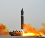 北 올해 첫 ICBM 발사로 미국 '위협'… 南엔 "상대할 일 없다" 조롱