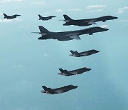 美 B-1B 전략폭격기 한반도 출격...北 ICBM 도발에 맞대응