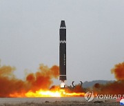 北, ICBM 화성-15형 도발… 美 전략폭격기 출격