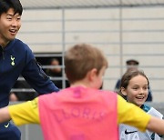 '가족의 날 기념' 손흥민, 아이들에게 축구 코칭..."훌륭한 행사!"