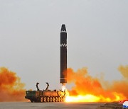 [속보] 北 어제 ICBM '화성-15형' 발사 "5768㎞까지 상승해 목표 수역 정확히 타격"