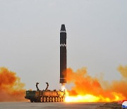 북 “ICBM ‘화성-15형’ 발사… 실전능력 높이 평가”