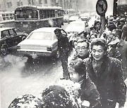 [사진은 말한다] 눈 오는 날 택시 정류장 1977년 12월 20일