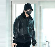 BTS 제이홉 ‘올블랙 공항패션’ [MK포토]