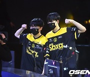 ‘각성한 모래군단’ 리브 샌박, 천적 DK 꺾고 7승 그룹 합류 [LCK]