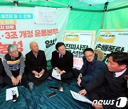 尹 양대 노조 겨냥한 날…李 '노란봉투법' 처리 촉구 농성장 찾아