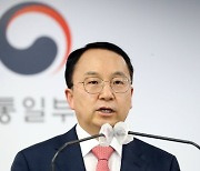 통일부 "고난의 행군정도 아니지만 북한 일부 지역 아사자 속출 식량난"