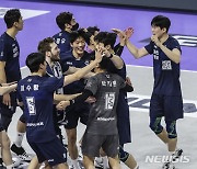 요동치는 남녀 프로배구 1위 싸움…3위 쟁탈전도 치열