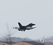 이륙하는 F-16 전투기