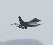 이륙하는 F-16 전투기