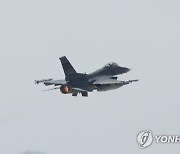 이륙하는 F-16 전투기