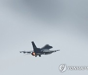 이륙하는 F-16 전투기