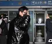 출국하는 지석진, '많이 찍어주세요' [사진]