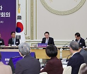 윤 대통령 “모든 외교의 중심을 경제와 수출에 놓고 최전선에서 뛰겠다”