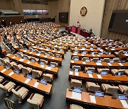 與 “민주당, 진실화해委 인사 부결...조국 퇴진운동 보복 성격”