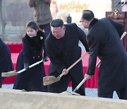 김정은 또 딸 김주애와 동행 평양 신도시 착공식서 첫삽