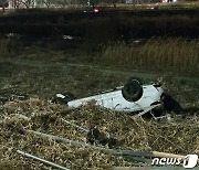 전주서 렌터카 커브길 돌다 추락…인명 피해 없어