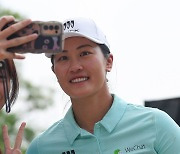 팬들과 사진을 찍는 린시위 [LPGA]