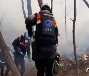 김천 산불 방화선 구축중인 산림청 진화대원