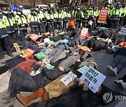 '설악산 케이블카 반대' 도로에 누운 환경단체