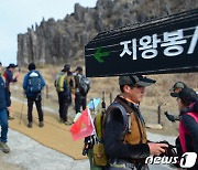 "기다렸던 날 새벽 5시 출발"…'국립공원의 날' 기념 올해 첫 무등산 정상 개방