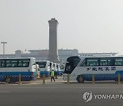 중국 '양회' 개막…톈안먼 광장에 집결한 전세버스들