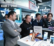 [PRNewswire] 인텔차이나 선임 VP 겸 회장, MWC 2023에서 TECNO 노트북 체험