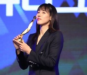 데뷔 16년 만에 첫 MVP 김단비..."너무 많은 시간 걸렸다"