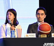 [JB포토] 진행자의 질문에 답하는 신한은행 이경은