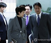 브리핑 앞서 대화하는 김태효-김은혜-이도운