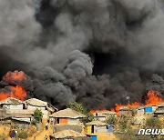 [포토] 불타오르는 방글라 로힝야족 난민촌