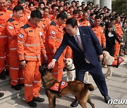 尹, 튀르키예 구호대 만나 "진정한 형제국 보여줘…지원 계속할 것"