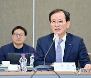 환영사 하는 윤석진 원장