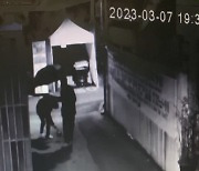 우산 쓰고 뿌린 하얀 액체…이슬람사원 공사장 CCTV 보니