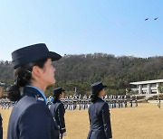 오빠의 임관 축하비행 바라보는 이채원 소위