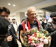 [In 인천공항] '5시간' 넘게 기다린 클린스만 찐팬, "뵙고 출근해야 하지만..."