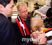 [MD포토] 사인하는 축구대표팀 클린스만 감독 '독일 유니폼이 한국에'