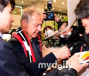 [MD포토] 팬들에게 사인 해주는 축구대표팀 클린스만 감독