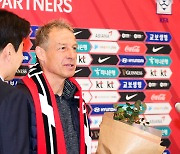 [MD포토] '꽃을 든 남자' 클린스만 축구대표팀 감독