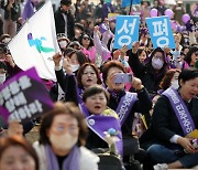 여성 노동자 월 평균 임금 남성 65%…근속연수도 2.1년 짧아