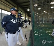 WBC 김기태 타격 코치, 건강 문제로 귀국…심재학 코치 대행