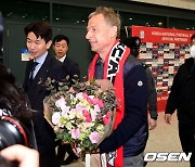 입국 마친 클린스만 신임 축구대표팀 감독, '긴 비행도 문제 없어요' [사진]