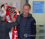 스카프 받는 클린스만 신임 축구대표팀 감독