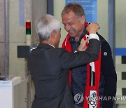 스카프 받는 클린스만 신임 축구대표팀 감독